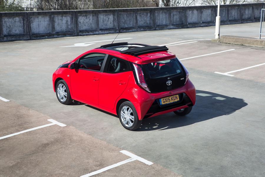  Toyota Aygo x-wave 5-Door 2015 года  (UK) (фото 17 из 20)
